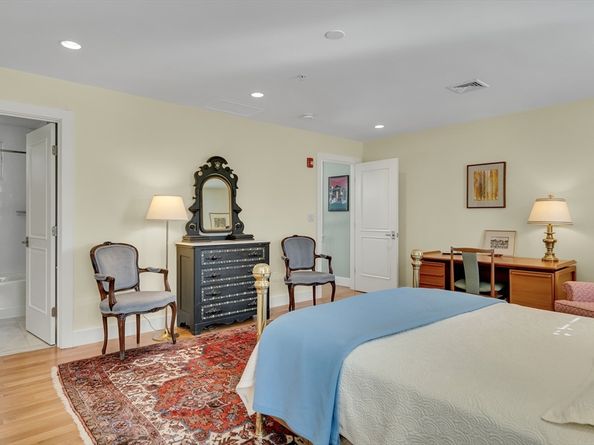 82 Green St 82, Brookline MA 02446