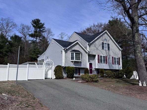 435 School St, Stoughton MA 02072