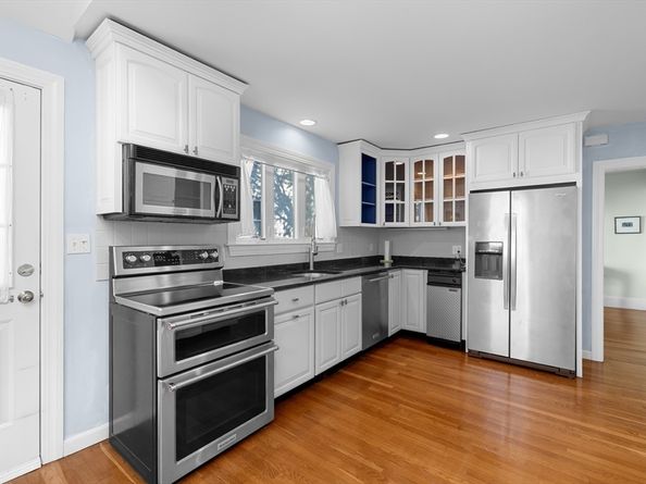 3 Oak St, Marblehead MA 01945
