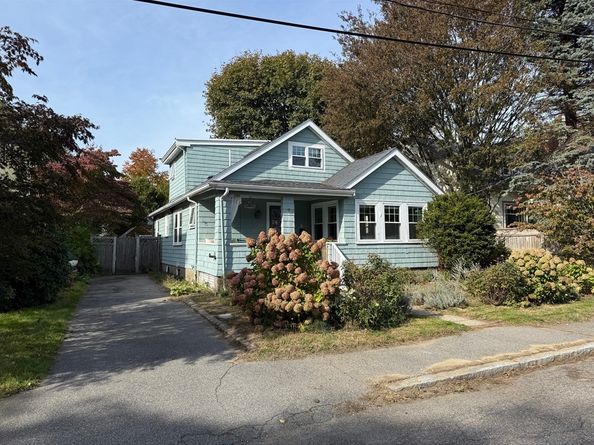 3 Oak St, Marblehead MA 01945