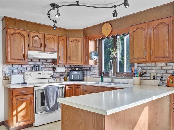 11 Rosewood Dr, Leominster MA 01453