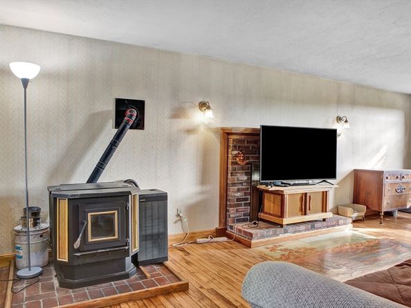 11 Rosewood Dr, Leominster MA 01453