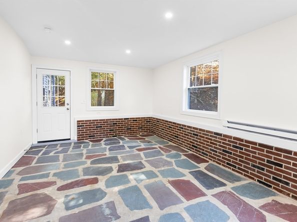 232 Lake Dr, Hamilton MA 01982