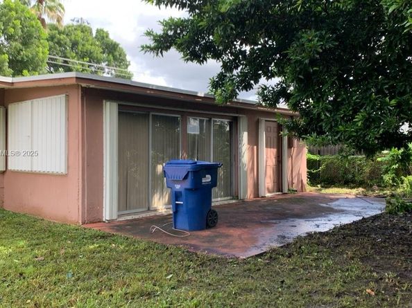 7970 NW 176th St, Hialeah FL 33015