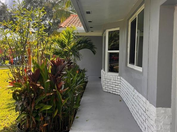 4888 NW 8th Ct, Plantation FL 33317