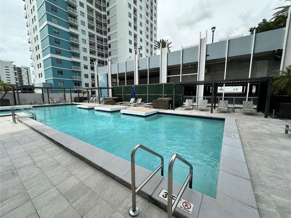 1010 SW 2nd Ave PH06, Miami FL 33130
