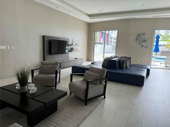 1010 SW 2nd Ave PH06, Miami FL 33130