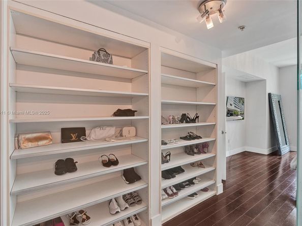 92 SW 3rd St 905, Miami FL 33130