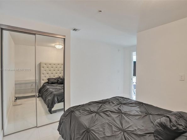 92 SW 3rd St 905, Miami FL 33130