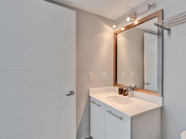 92 SW 3rd St 905, Miami FL 33130