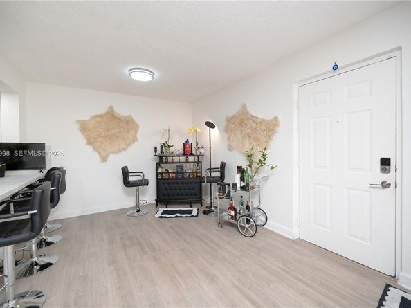 18890 NW 57 ave 210, Hialeah FL 33015