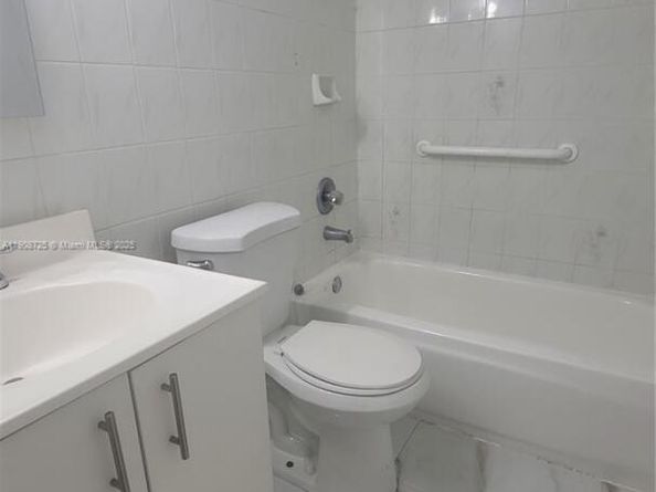 5201 NW 7th St 106, Miami FL 33126