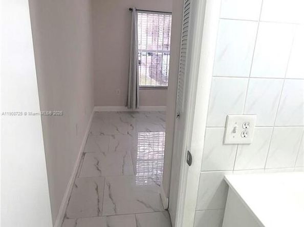 5201 NW 7th St 106, Miami FL 33126