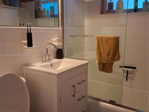 2431 Mayo St, Hollywood FL 33020