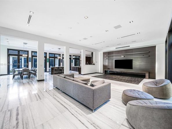 8961 SW 62nd Ct, Pinecrest FL 33156