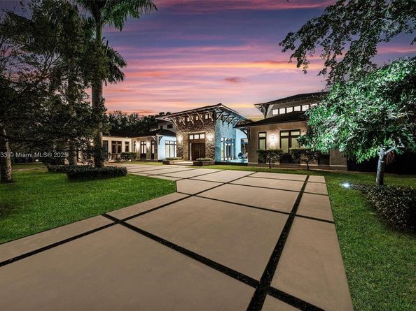 8961 SW 62nd Ct, Pinecrest FL 33156