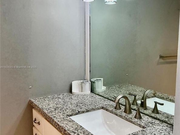 1160 NE 191st St 32, Miami FL 33179