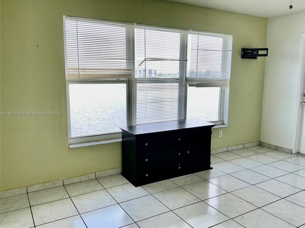 1160 NE 191st St 32, Miami FL 33179