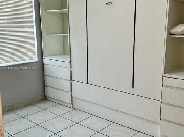 1160 NE 191st St 32, Miami FL 33179