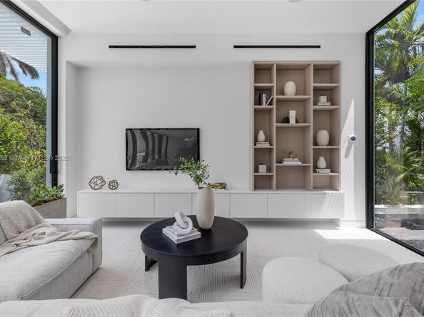 4504 Sheridan Ave, Miami Beach FL 33140