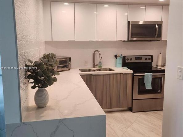 4330 Hillcrest Dr 414, Hollywood FL 33021