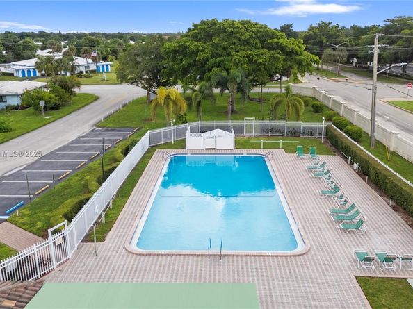 8517 NW 57th Ct, Tamarac FL 33321