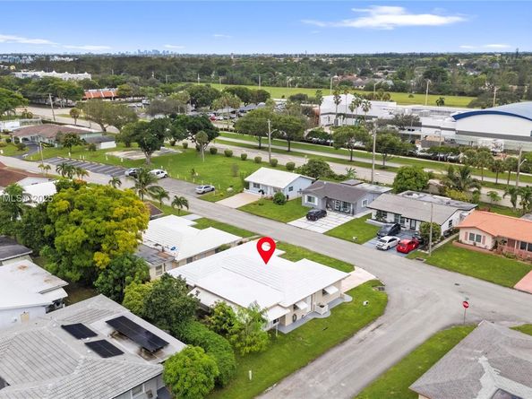 8517 NW 57th Ct, Tamarac FL 33321