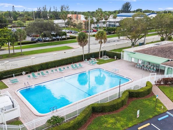 8517 NW 57th Ct, Tamarac FL 33321