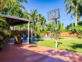 13521 NE 1st Ave, Miami FL 33161