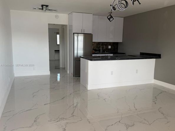 725 SW 11th Ave 17F, Hallandale Beach FL 33009