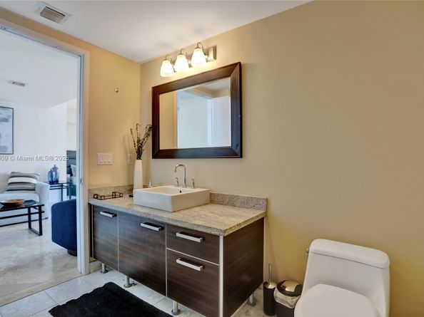 185 SW 7th St 1600, Miami FL 33130