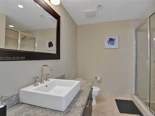 185 SW 7th St 1600, Miami FL 33130
