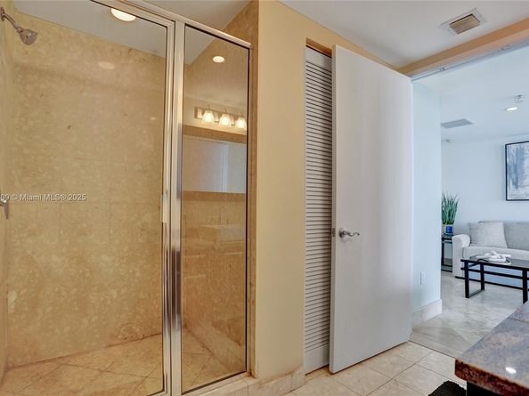 185 SW 7th St 1600, Miami FL 33130