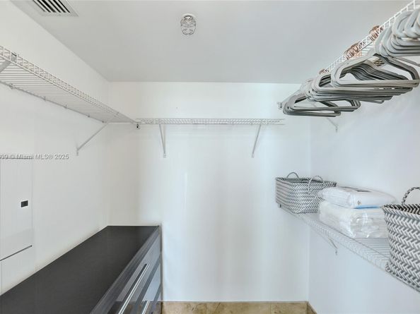 185 SW 7th St 1600, Miami FL 33130