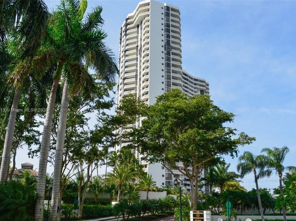1000 W Island Blvd 812, Aventura FL 33160