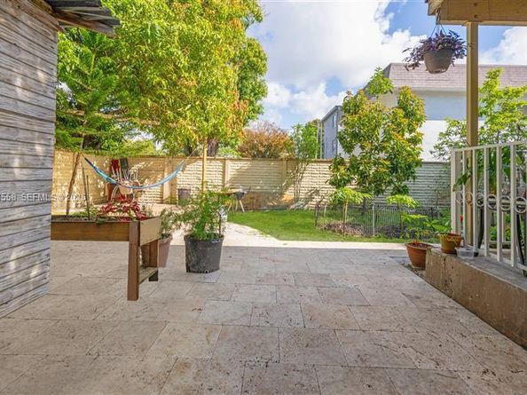 516 SW 7th Ct, Miami FL 33130
