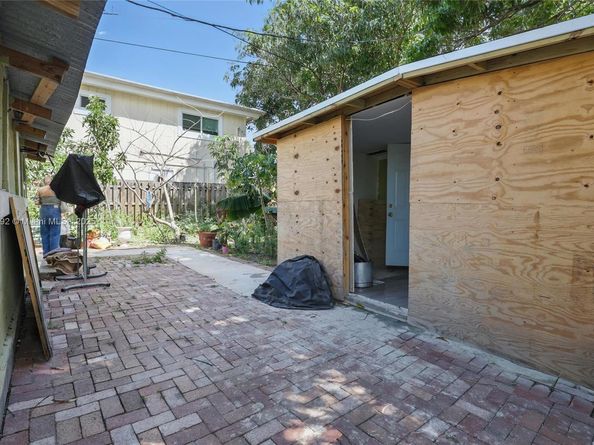 936 38th St, West Palm Beach FL 33407