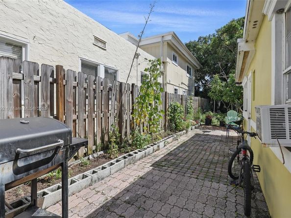 936 38th St, West Palm Beach FL 33407