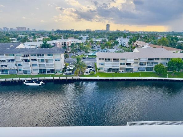 427 Golden Isles Dr 8A, Hallandale Beach FL 33009