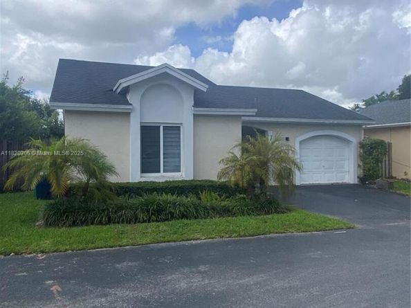 10090 NW 57th St, Doral FL 33178
