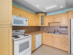 2025 NE 164th St 907, North Miami Beach FL 33162