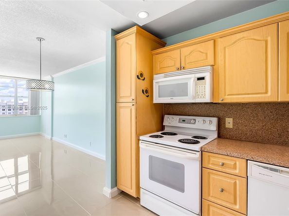 2025 NE 164th St 907, North Miami Beach FL 33162