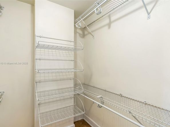 2025 NE 164th St 907, North Miami Beach FL 33162