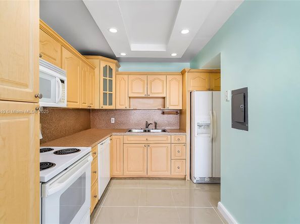 2025 NE 164th St 907, North Miami Beach FL 33162