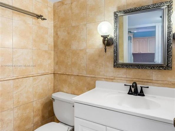 2025 NE 164th St 907, North Miami Beach FL 33162