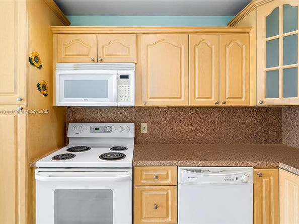 2025 NE 164th St 907, North Miami Beach FL 33162