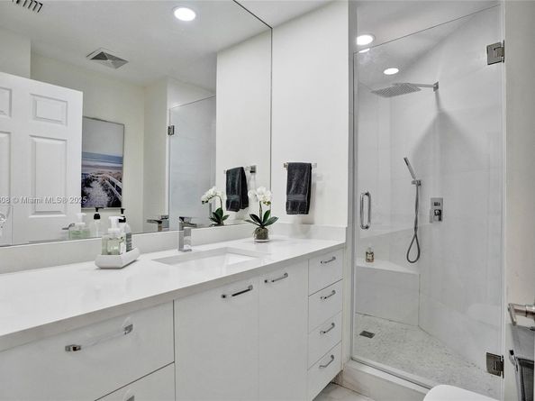 3700 Island Blvd C206, Aventura FL 33160