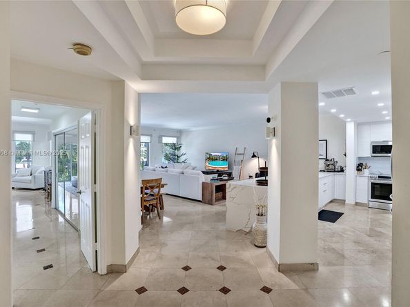 3700 Island Blvd C206, Aventura FL 33160