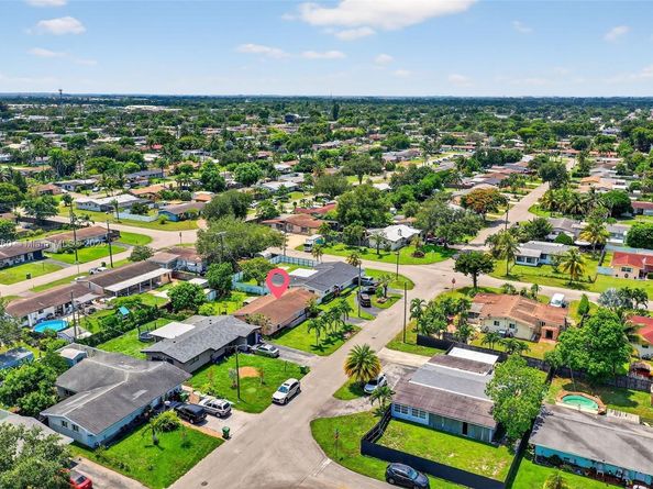 7740 NW 15th Ct, Pembroke Pines FL 33024