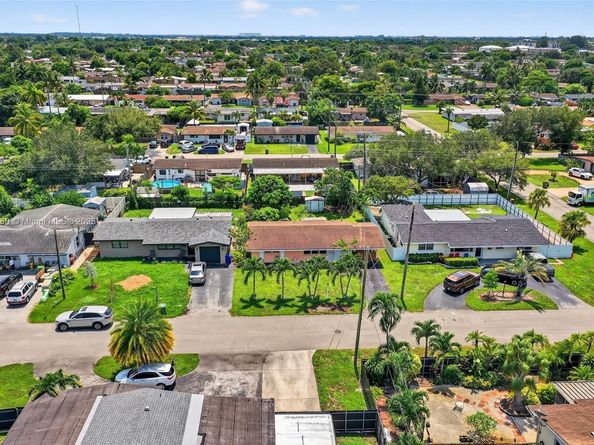 7740 NW 15th Ct, Pembroke Pines FL 33024
